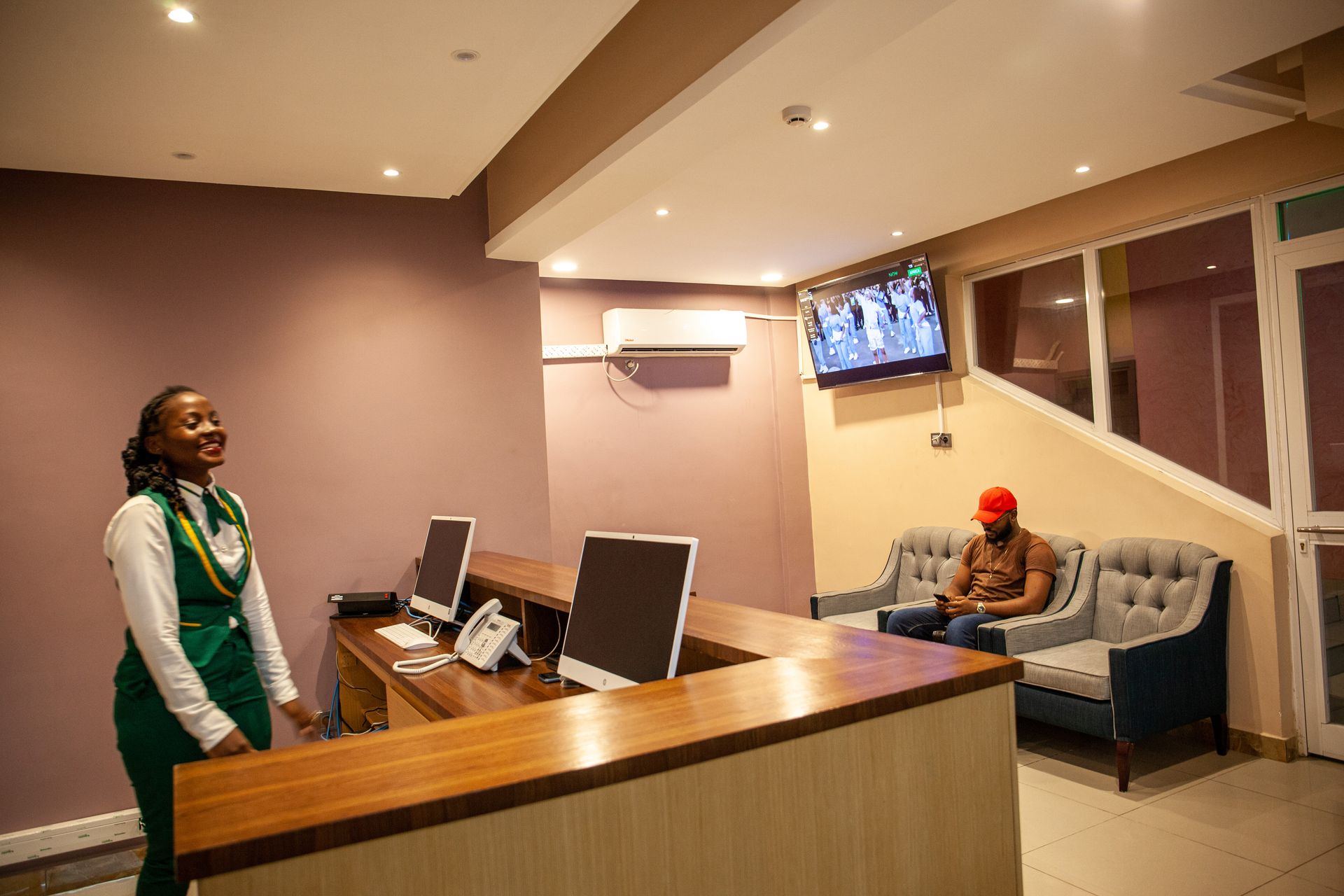 Service client Hôtel Mickel Cameroun